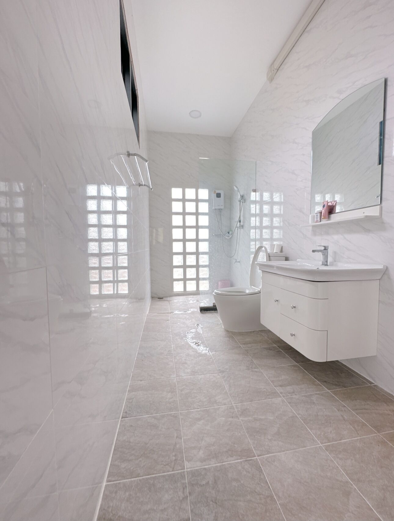 Toallas, jabón, papel de baño 