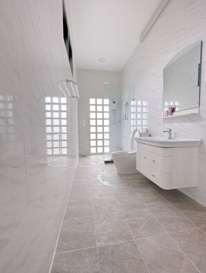 Serviettes fournies, savon, papier de toilette