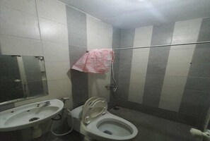 Kamar Double Standar | Kamar mandi | Shower, handuk,  dan sabun