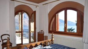 3 間睡房、書桌、熨斗/熨衫板、可攜式嬰兒床