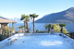 Outdoor spa tub - Villa in a Dream Location (Nizzolino)