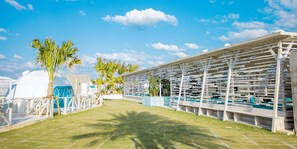 Outdoor dining - GLAMTECH RESORTS HEAVEN (Miyakojima)