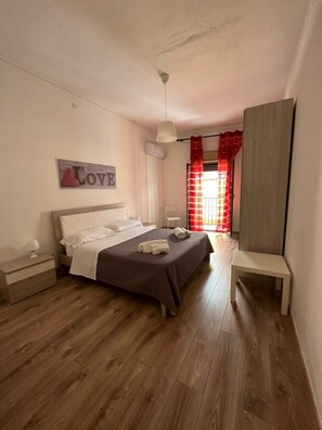 2 bedrooms, iron/ironing board, WiFi, bed sheets - Passìu House (Palermo)