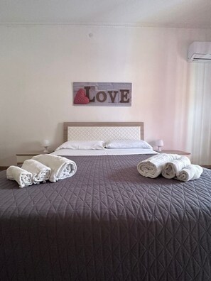 2 bedrooms, iron/ironing board, WiFi, bed sheets - Passìu House (Palermo)