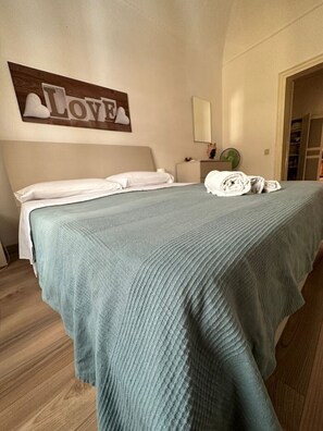 2 bedrooms, iron/ironing board, WiFi, bed sheets - Passìu House (Palermo)