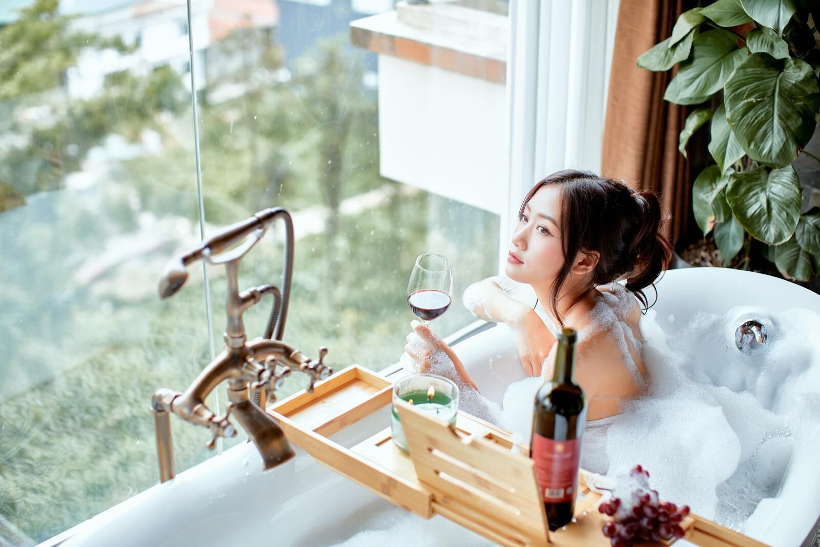 Pancuran hujan, perlengkapan mandi gratis,  dan pengering rambut