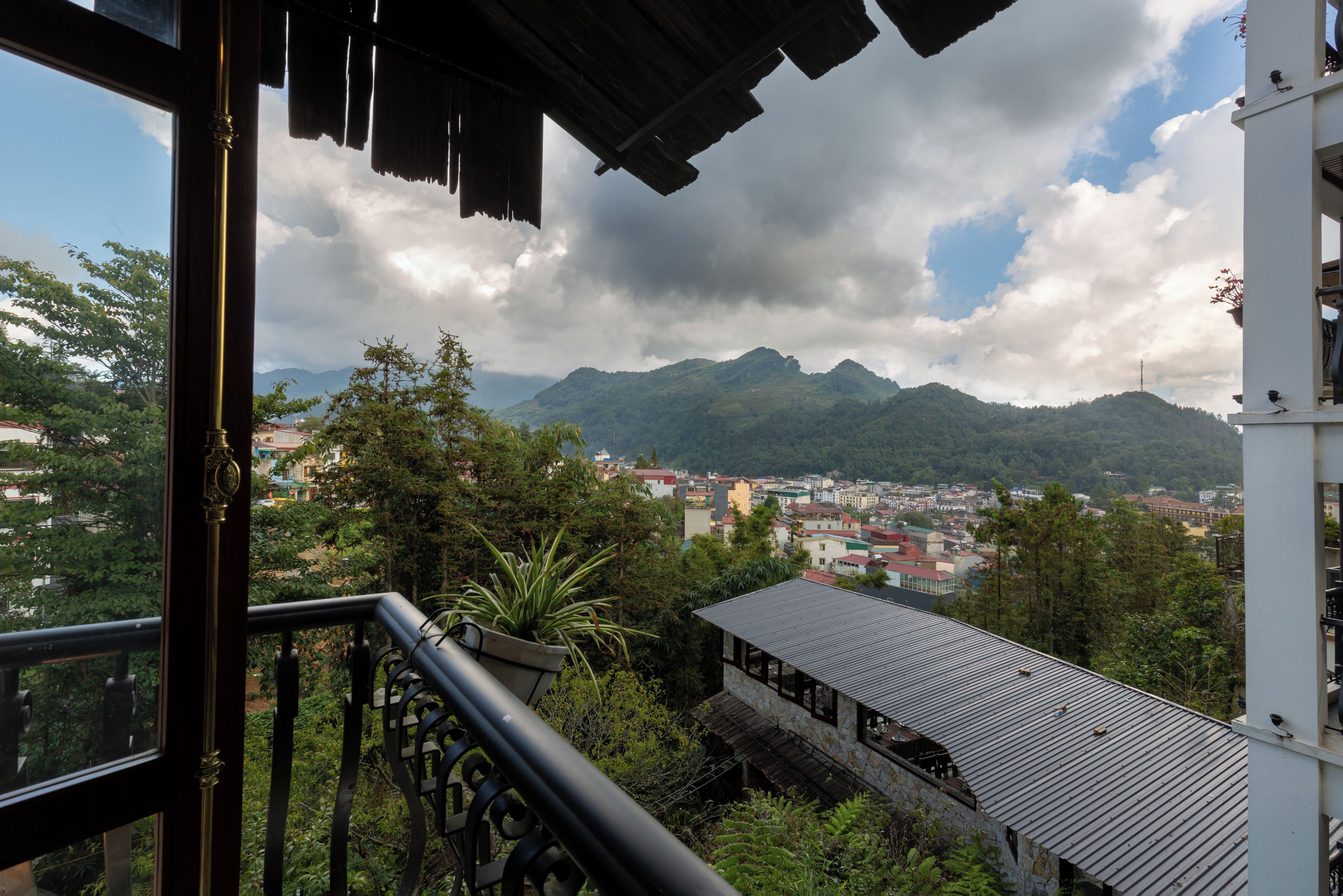 Hiên