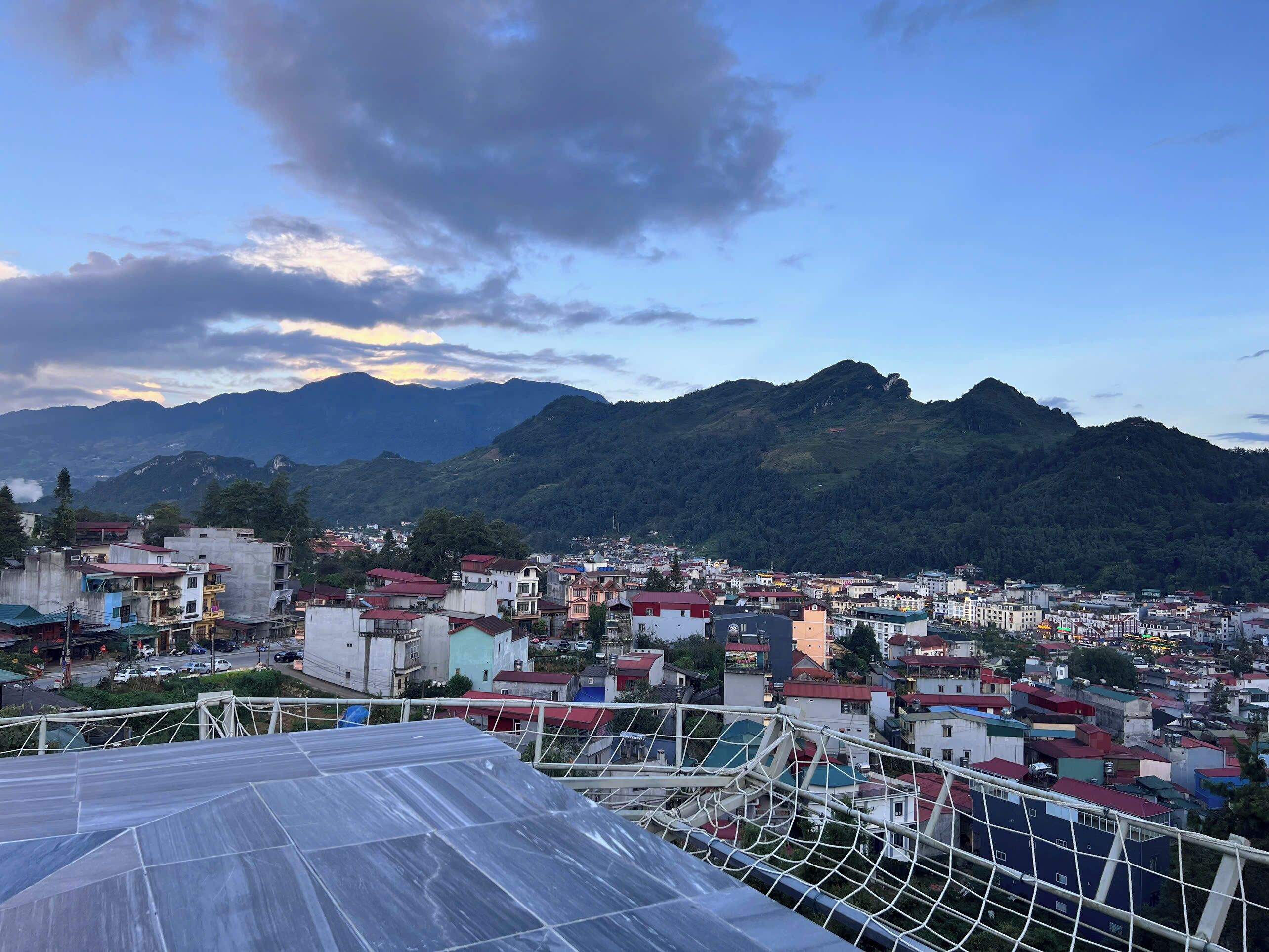 Un paisaje urbano con vistas a montañas al fondo.