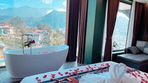 Phòng Deluxe | Nệm có lớp đệm bông, minibar, két bảo mật tại phòng, bàn