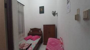 Kamar Double Basic | Ruang kerja ramah laptop dan seprai linen