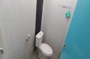 Basic Double Room | Bathroom | Shower, towels