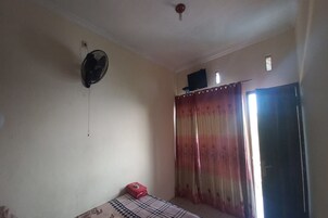 Basic Double Room | Laptop workspace, bed sheets