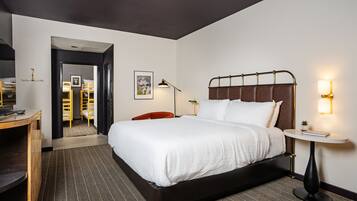 Escritorio, espacio para trabajar con un portátil, cortinas opacas