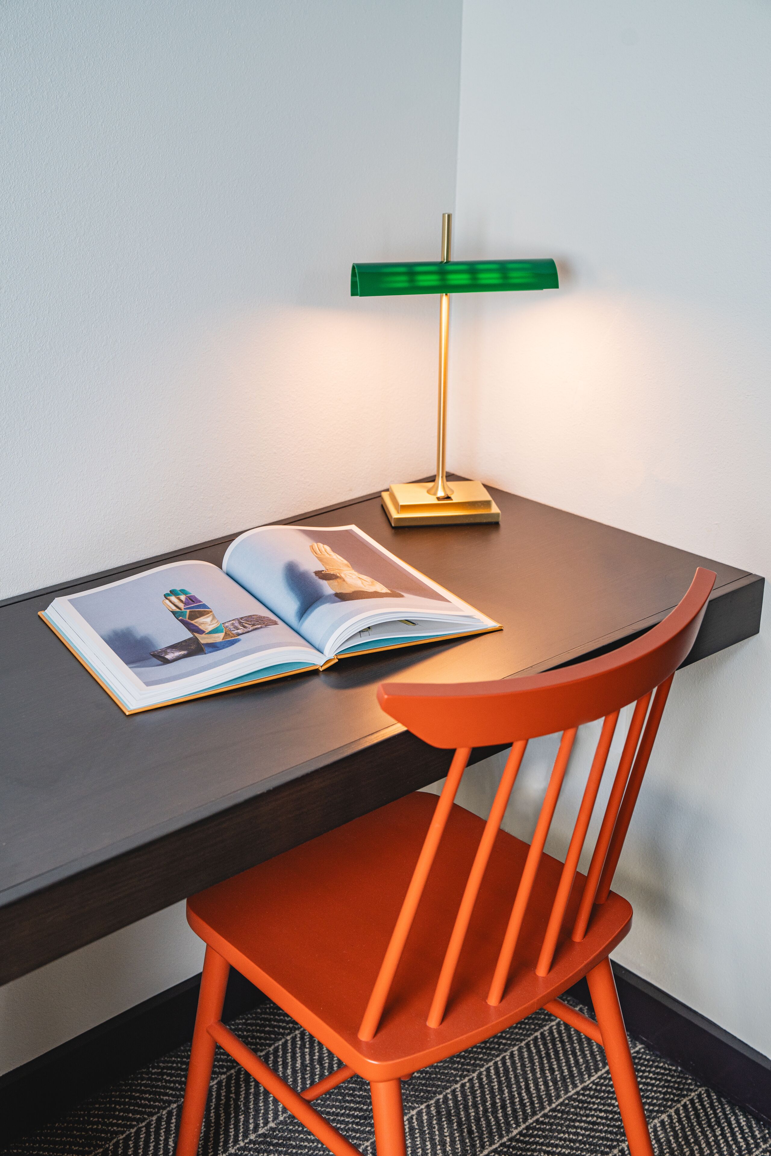 Een bureau met een boek en een lamp.