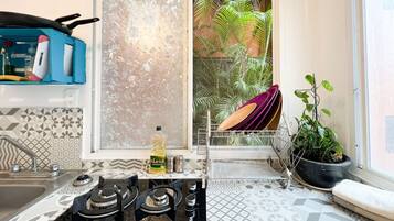 Køleskab, kogeplade, kaffe-/temaskine, køkkentøj/tallerkener/redskaber