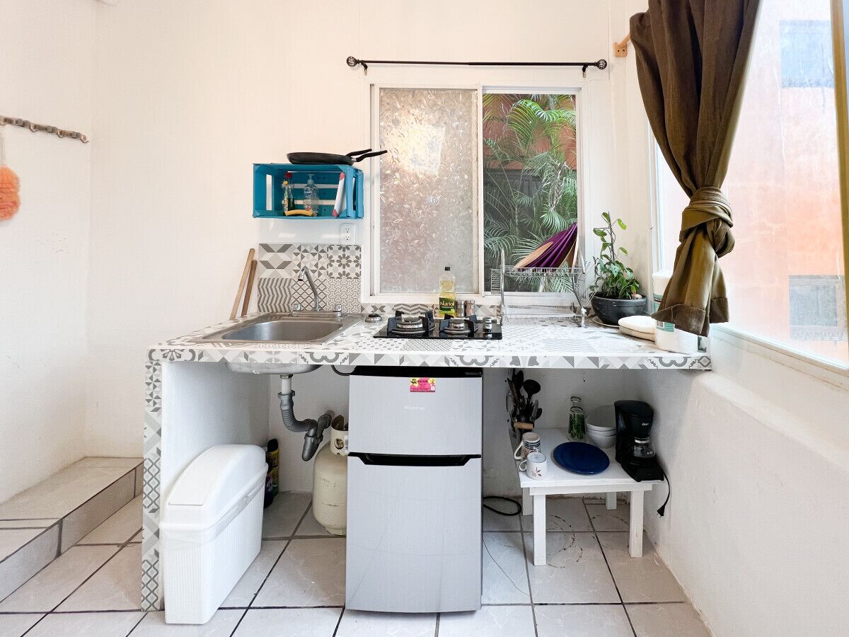 Een koelkast, een kookplaat, een koffiezetapparaat/waterkoker