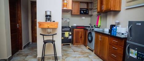 Frigorífico, microondas, horno y placa de cocina