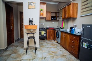 Kjøleskap, mikrobølgeovn, ovn og kokeplater