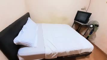 Habitación básica doble | Espacio para trabajar con laptop, wifi gratis y ropa de cama