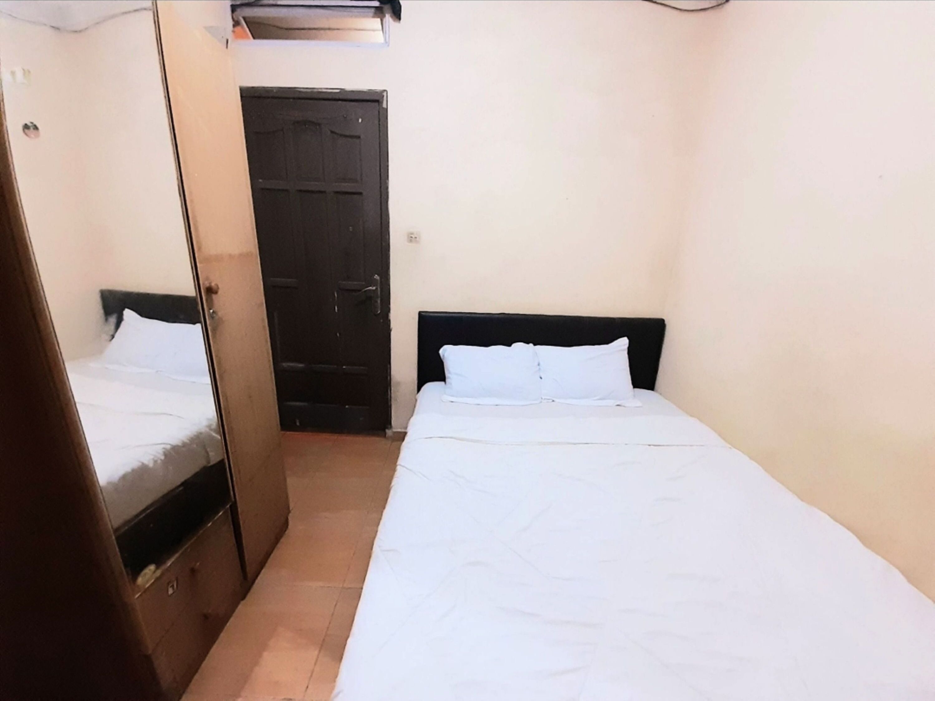 Kamar Double Basic | Ruang kerja ramah laptop, Wi-Fi gratis, dan seprai linen