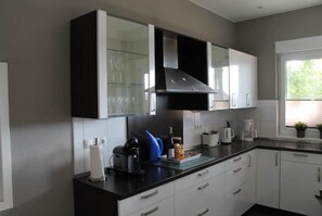 Fridge, microwave, oven, stovetop - Schöne Ferienwohnung mit Terrasse für 4 Pers (Bippen)