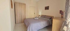 3 bedrooms, iron/ironing board, WiFi, bed sheets - COMFORTABLE THREE BEDROOM APARTMENT WITH WIFI & LOCATED IN THE CENTRE  (QAWRA)