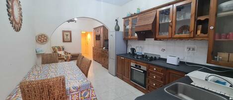 Fridge, oven, stovetop, electric kettle