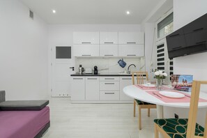 Apartment, 1 Schlafzimmer, Küche | Eigene Küche | Wasserkocher mit Kaffee-/Teezubehör, Kochgeschirr/Geschirr/Besteck