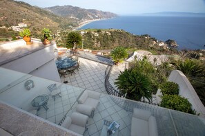 Outdoor dining - Breathtaking views in a quiet part of Taormina, a stone's throw from downtown (Taormina)