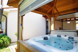 Outdoor spa tub - Holiday house in Medulin, 150m from the beach (Medulin)