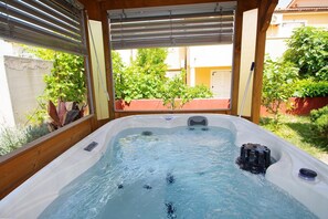 Outdoor spa tub - Holiday house in Medulin, 150m from the beach (Medulin)