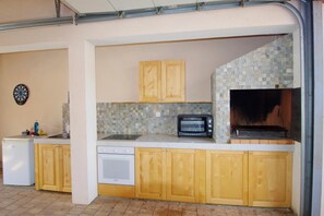 Frigorifero, microonde, forno, piano cottura