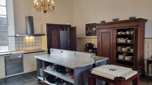 ثلاجة، فرن، موقد طهي مسطح، غسالة أطباق