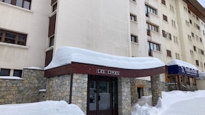 A hotel entrance with a stone facade and a sign reading "LES CIMES". - Charming renovated apartment for 4 in Tignes with lake view (Tignes)