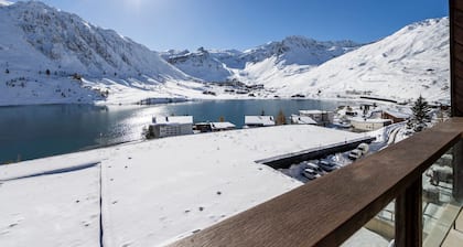 Charming renovated apartment for 4 in Tignes with lake view