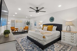 4 Schlafzimmer, Schreibtisch, Bügeleisen/Bügelbrett, Reisekinderbett