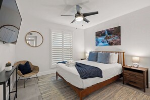 4 habitaciones, escritorio y tabla de planchar con plancha 