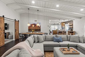 Fernseher, Kamin, Videospiele, Bücher