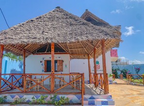 Living area - PINEAPPLE HOUSE (Nungwi)