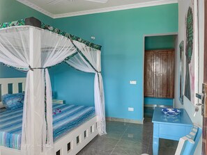 Escritorio, wifi gratis, ropa de cama