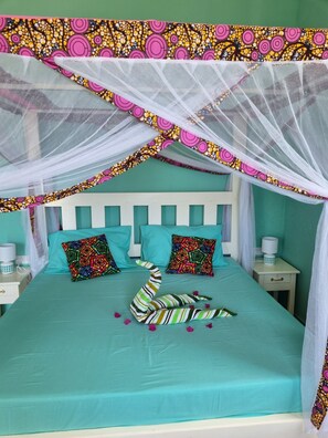 Skrivebord, wi-fi (inkludert) og sengetøy