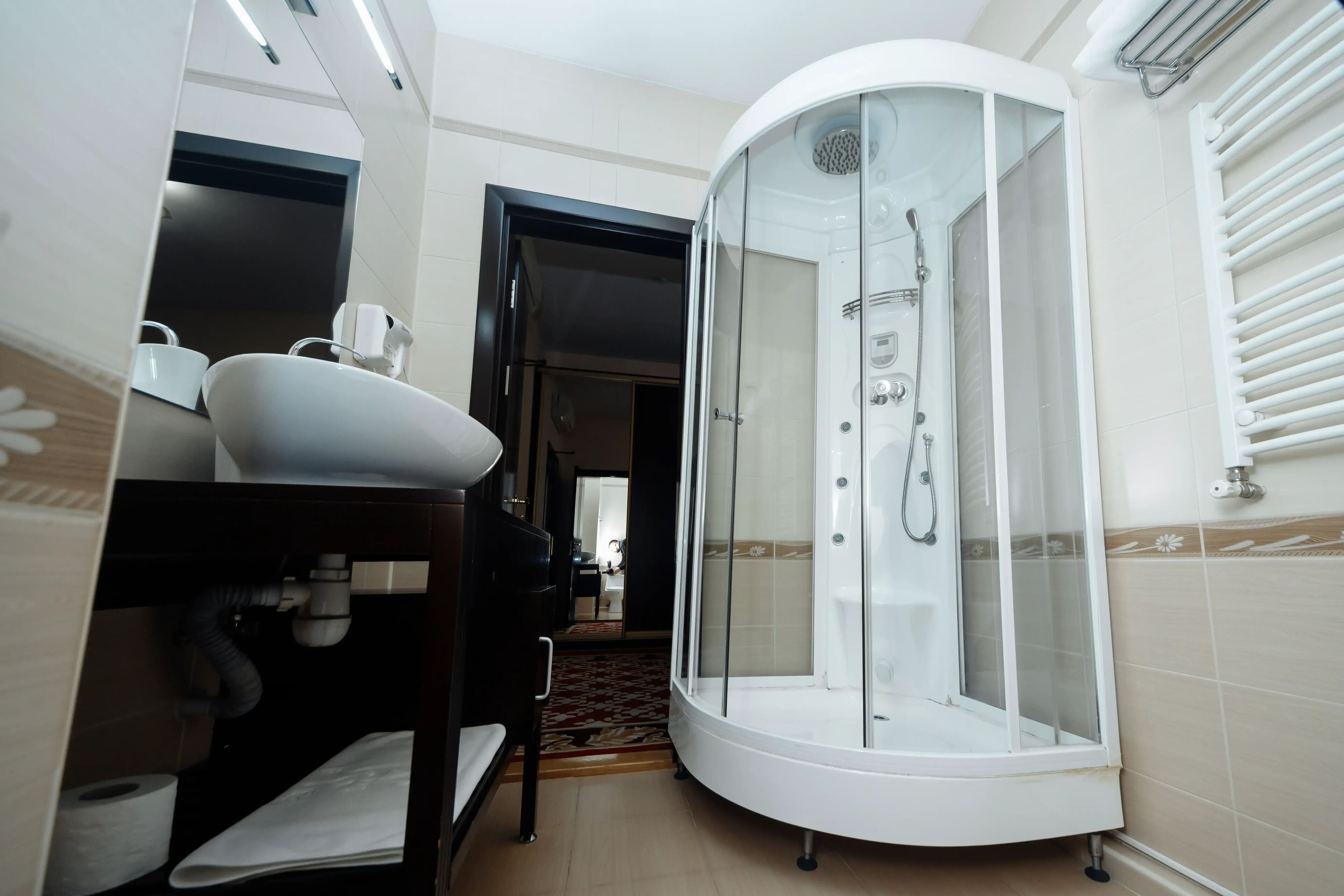 standard double room | bathroom | shower, free toiletries, hair dryer, towels