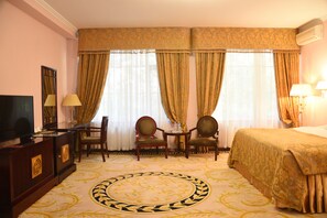 Hypo-allergenic bedding, desk, laptop workspace, soundproofing - Hotel Florence (Chisinau)