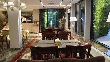 Daily cooked-to-order breakfast (EUR 10 per person)