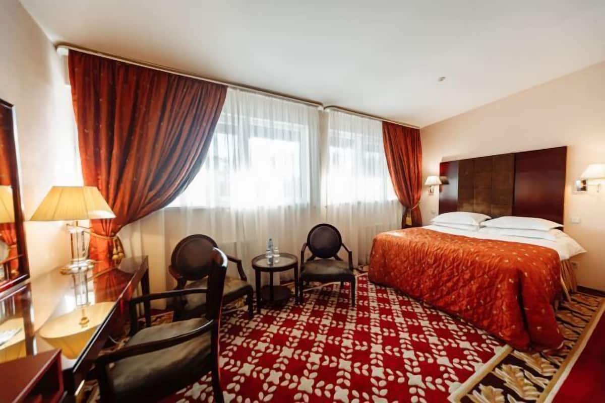 1 Schlafzimmer, Allergikerbettwaren, Schreibtisch