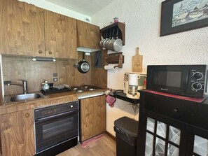 Fridge, microwave, oven, coffee/tea maker