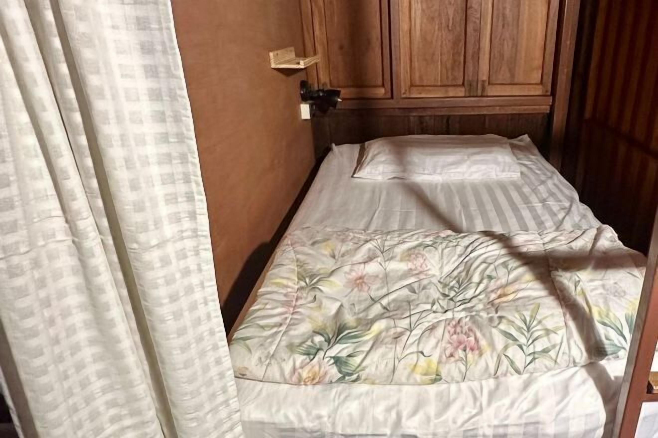 Desk, free WiFi, bed sheets