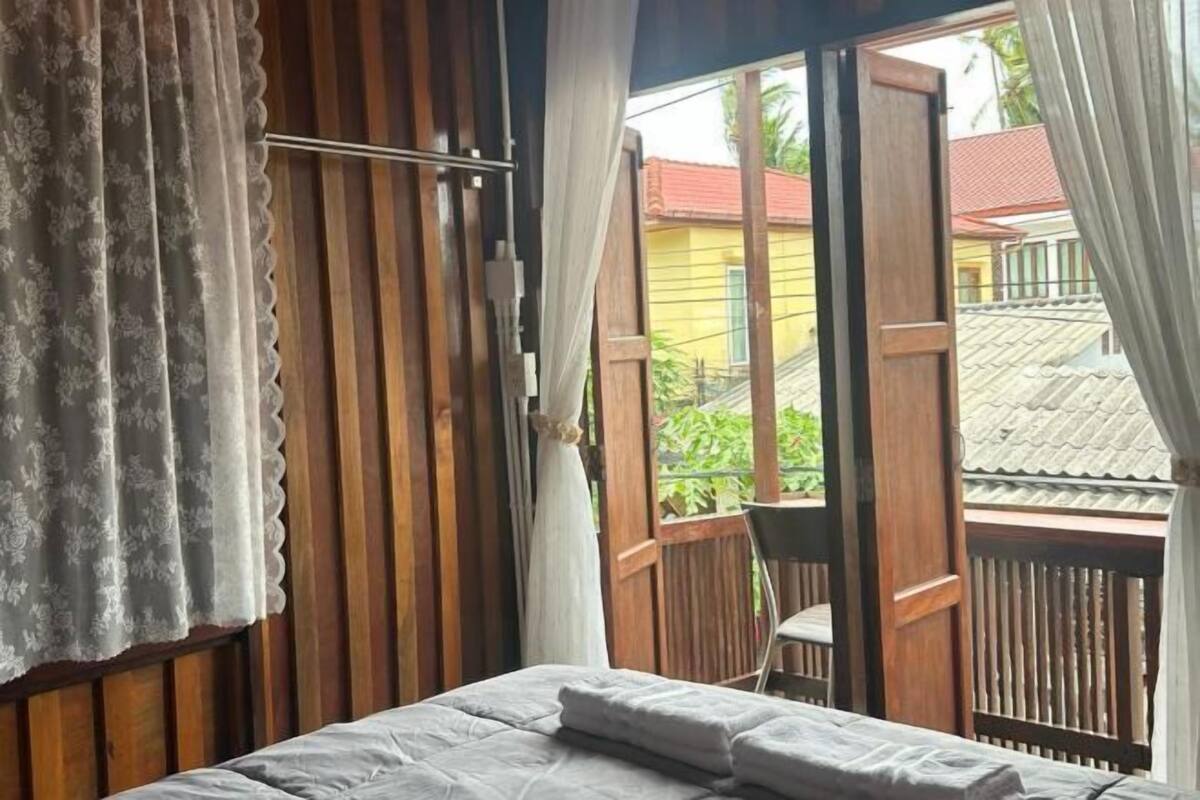 Desk, WiFi (free), bed sheets