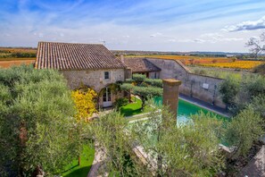 Outdoor pool - Gites la Grange (PUIMISSON)