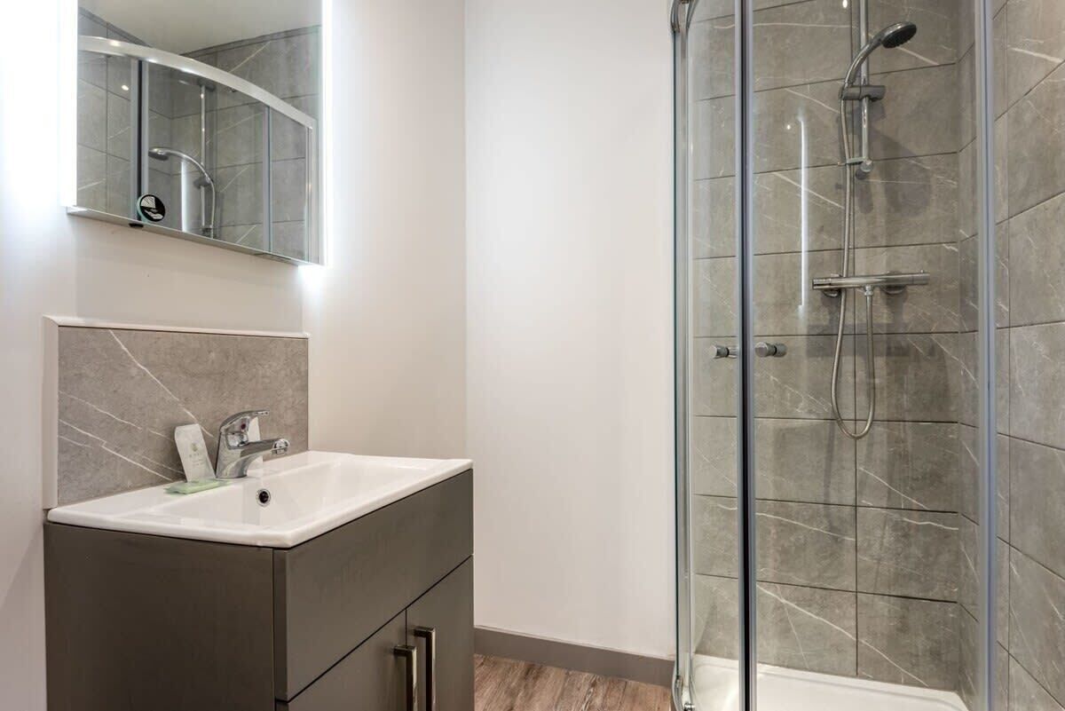 Shower, hair dryer, towels, shampoo